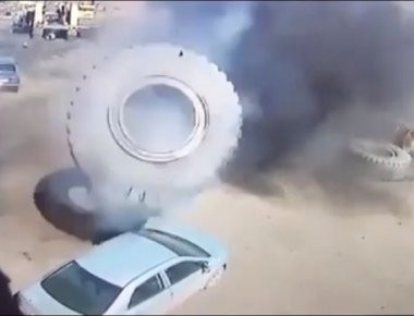 Η στιγμή που λάστιχο τριών τόνων εκτοξεύεται και λιώνει Corolla! (βίντεο)